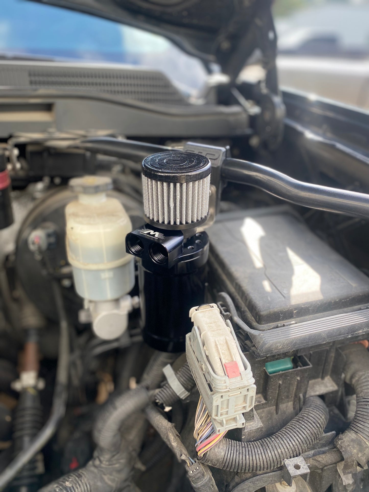 Motion Raceworks Catchcan 14-18 Sierra/Silverado Mount